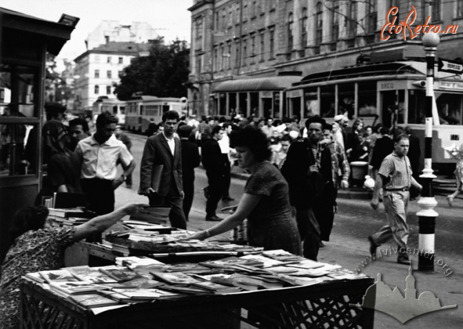 Львов - Львів.  Вулична книжкова торгівля.