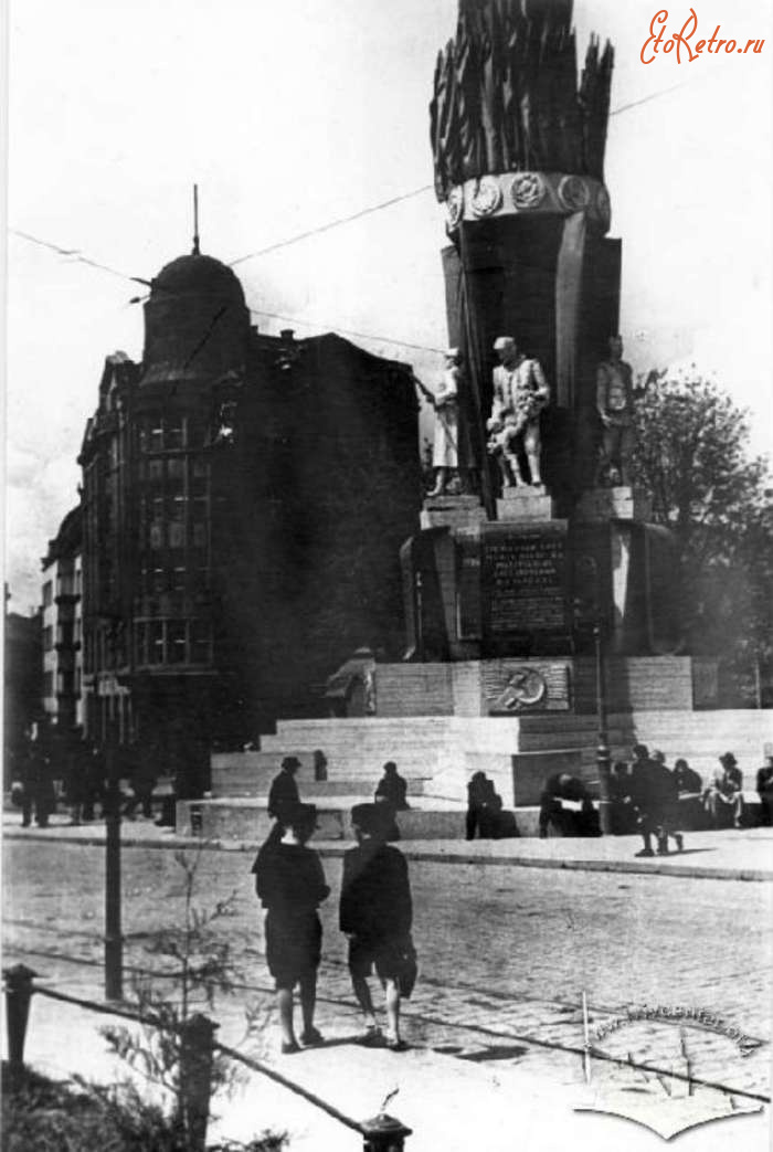 Львов - Львів.  Радянський монумент на нин. пр.Свободи.  Фото 1941 р.