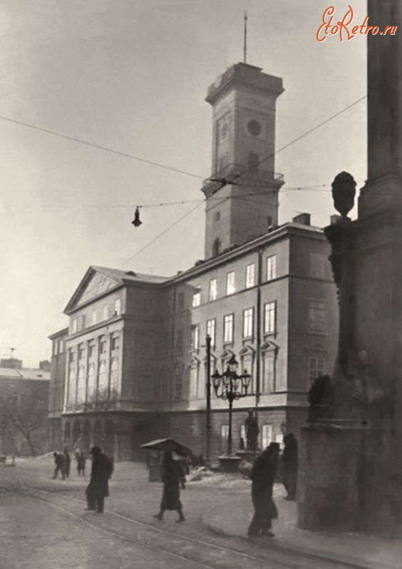 Львов - Площа  Ринок у Львові, зима  1941 року. Фото С.Шиманського.