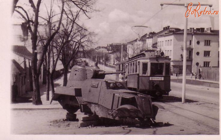 Львов - Львів.  Підбитий броньовик.