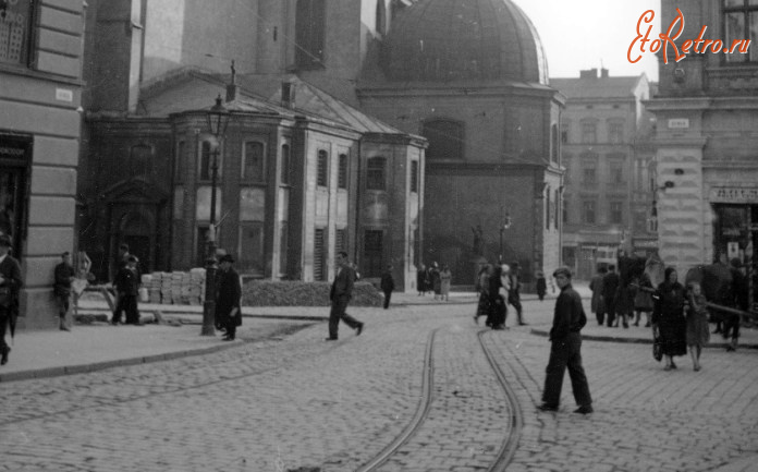 Львов - Мешкканці Львова на фото 1938 року. Генрик Поддембський.