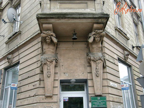 Львов - Львів.  Типові атланти і (атлантки) тримають десятки львівських балконів.