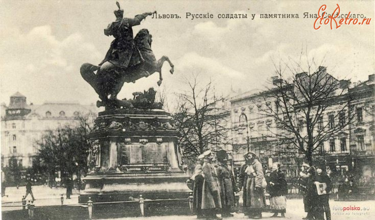 Львов - Львов.  Русские солдатьі у памятника Яна Собеского.