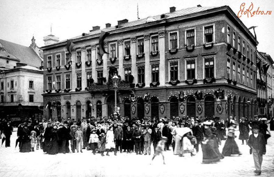 Львов - Святковий вигляд площі Міцкевича.