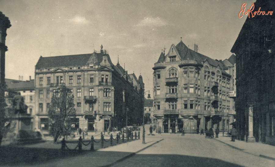 Львов - Львів.  Вул.Фредро, а напроти пам