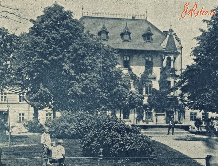 Львов - Львів.  Сквер з фонтаном.