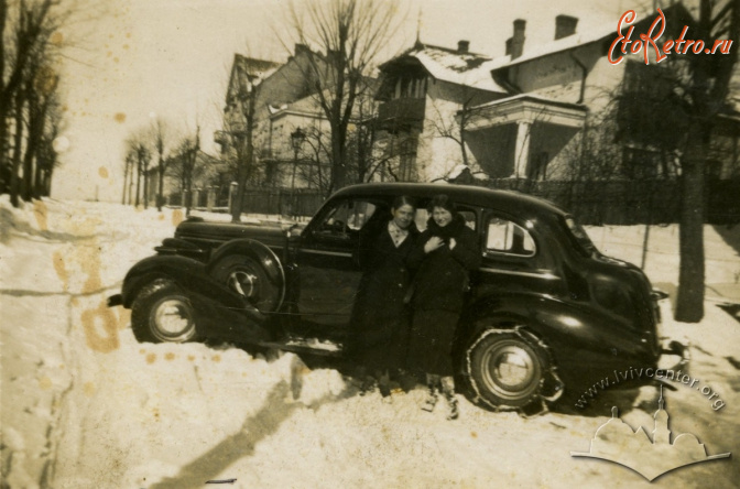 Львов - Львів.  Легковий автомобіль на вул.Ожешко.