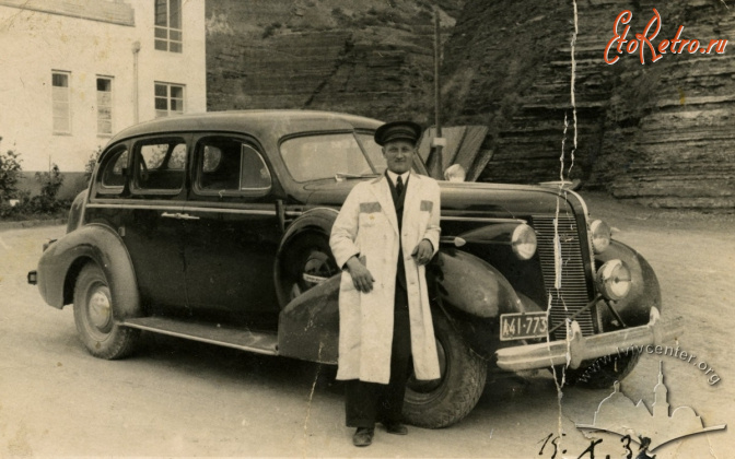 Львов - Львів.  Шофер біля автомобіля.