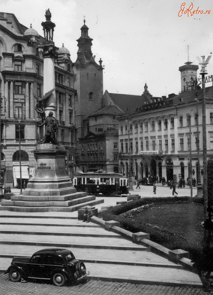 Львов - Львів.  Площа Адама Міцкевича. Трамвай 