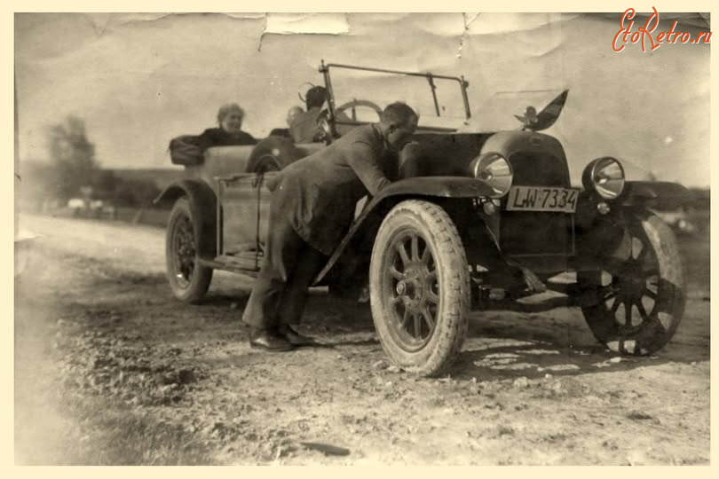 Львов - Львів. Авто з кермом з правого боку. До 1922 р. у Львові був лівосторонній рух.