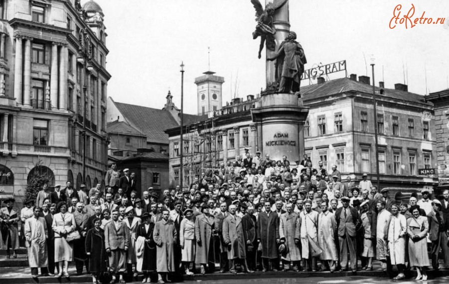 Львов - Львів.  Група людей біля пам