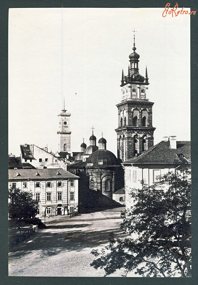 Львов - Львів.  Вид на Успенську церкву.