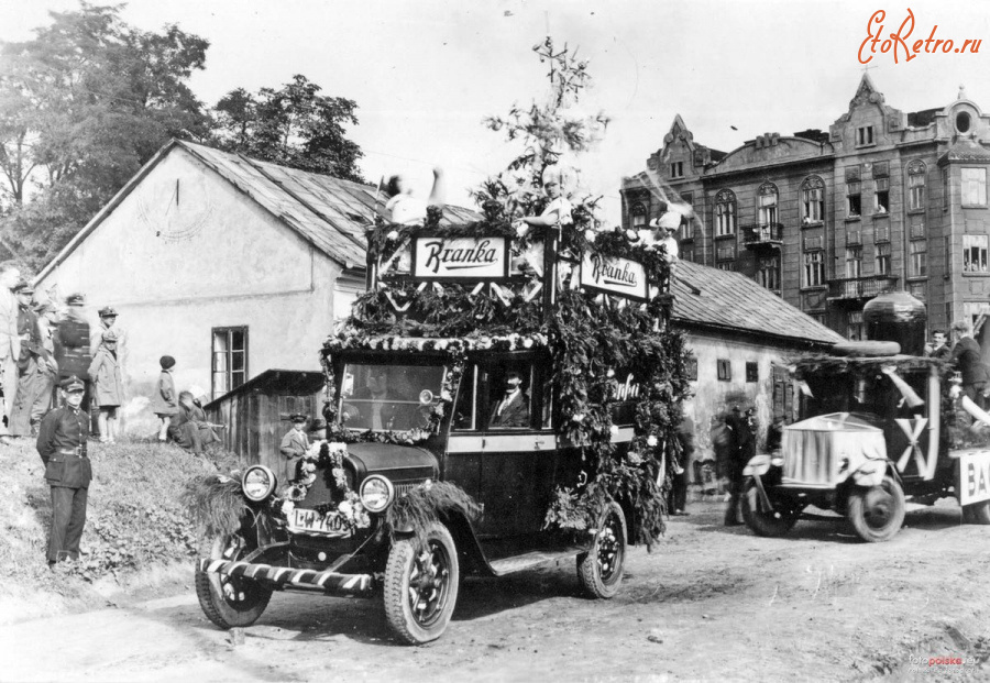 Львов - Львів.  Автомобіль з рекламою шоколаду фабрики 