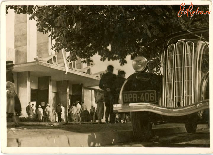 Львов - Львів. Автомобільний виставковий павільйон на Східних Торгах у Стрийському парку.