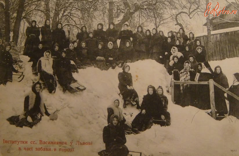 Львов - Інститутки сс.Василіянок у Львові під час прогулянки.