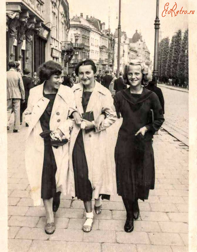 Львов - Львів. Вул Академічна. Три панянки.