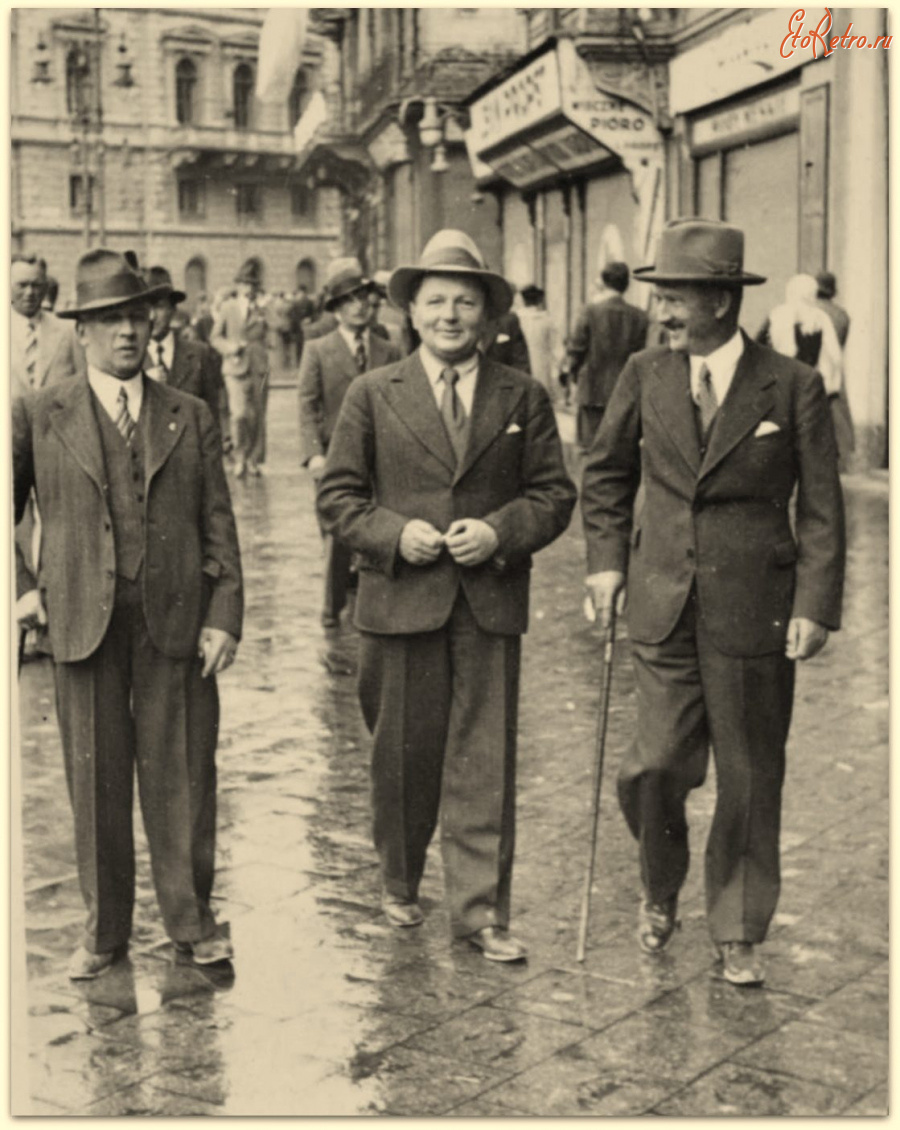 Львов - Львів.  Площа Марійська. Мешканці міста.