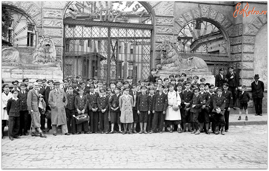 Львов - Львів.  Підзамче. Гімназисти на екскурсії на фабрику 