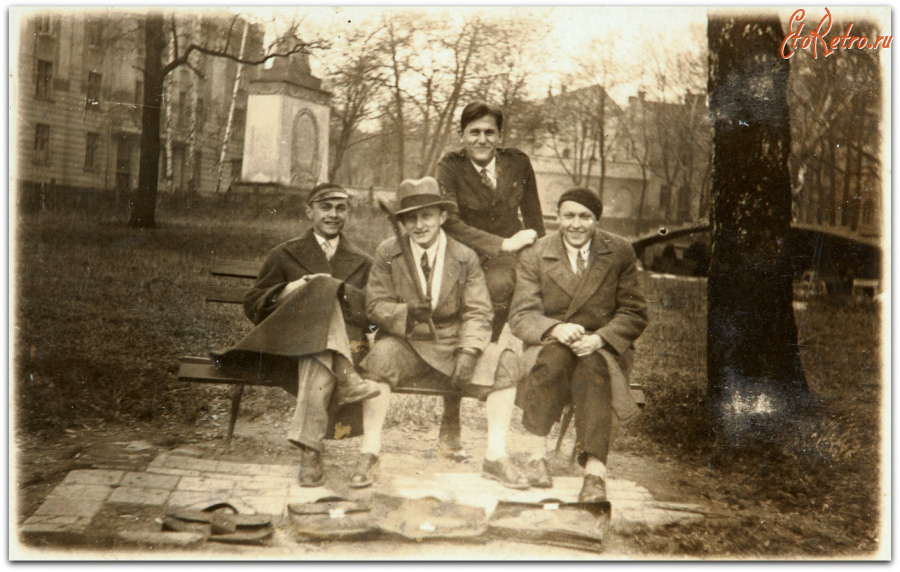 Львов - Львів.  Львівські академіки (так тоді називали студентів) в парку Львівської Політехніки.