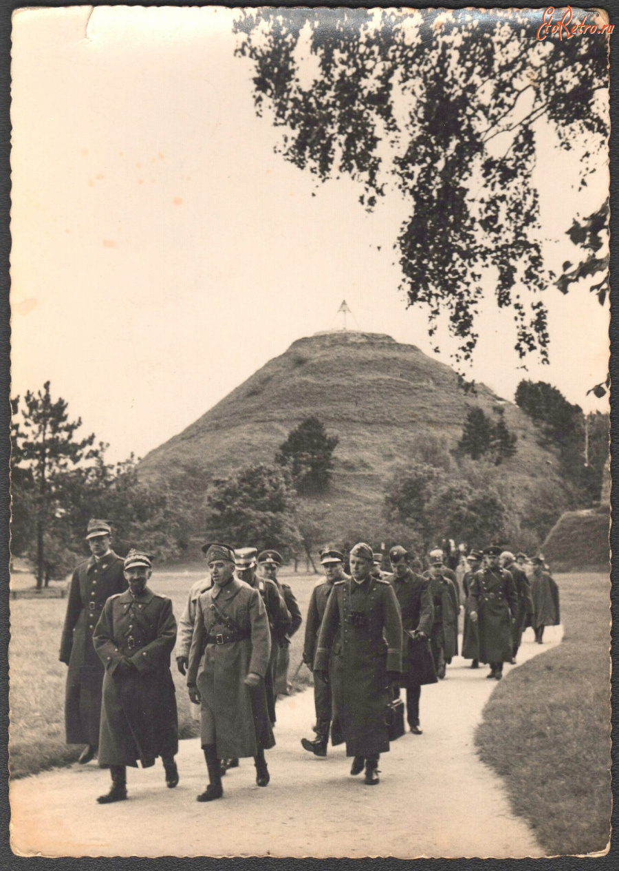 Львов - львів.  Військові на Високому  Замку.