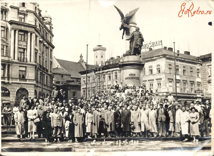 Львов - Львів. Учасники VI Польського конгресу книговидавців біля пам