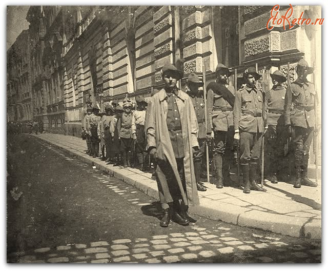 Львов - Львів. Вул.Сокола. Загін скаутів коло будівлі 