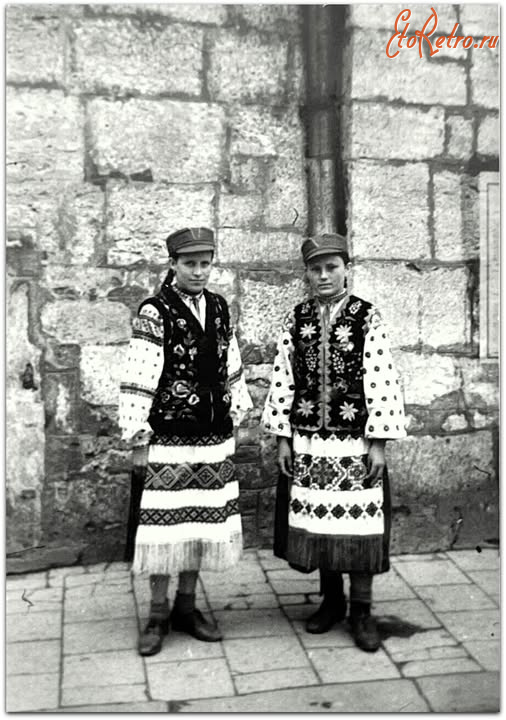 Львов - Львів. Вул.Руська.  Дівчата в народному одязі.