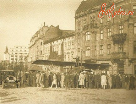 Львов - Львів.  Літак на вулиці Академічній, куплений для польського війська.