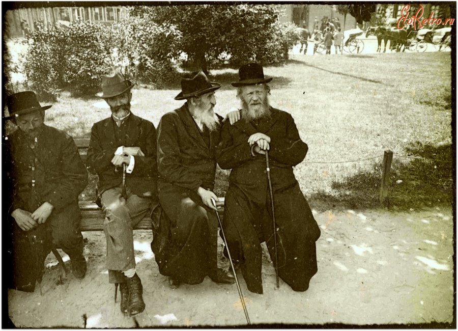 Львов - Львів.  Колоритні місттяни відпочивають у сквері.