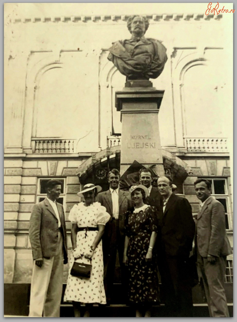 Львов - Львів.  Вул.Академічна.  Пам