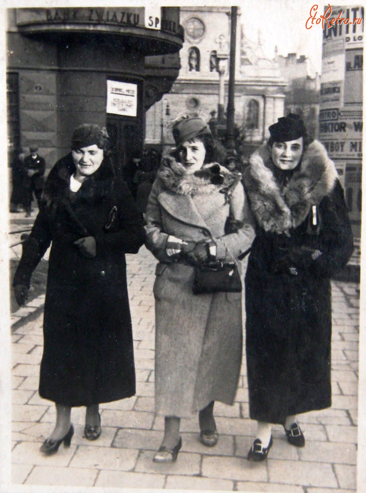 Львов - Львів.  Галицька площа.  Гарні панянки.