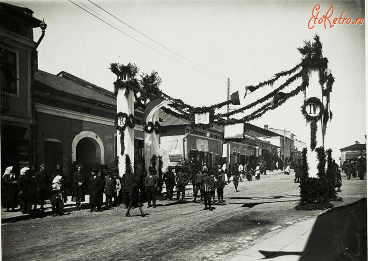 Калуш - Тріумфальна арка на площі Рінгплац у Калуші 4 травня 1917 року.