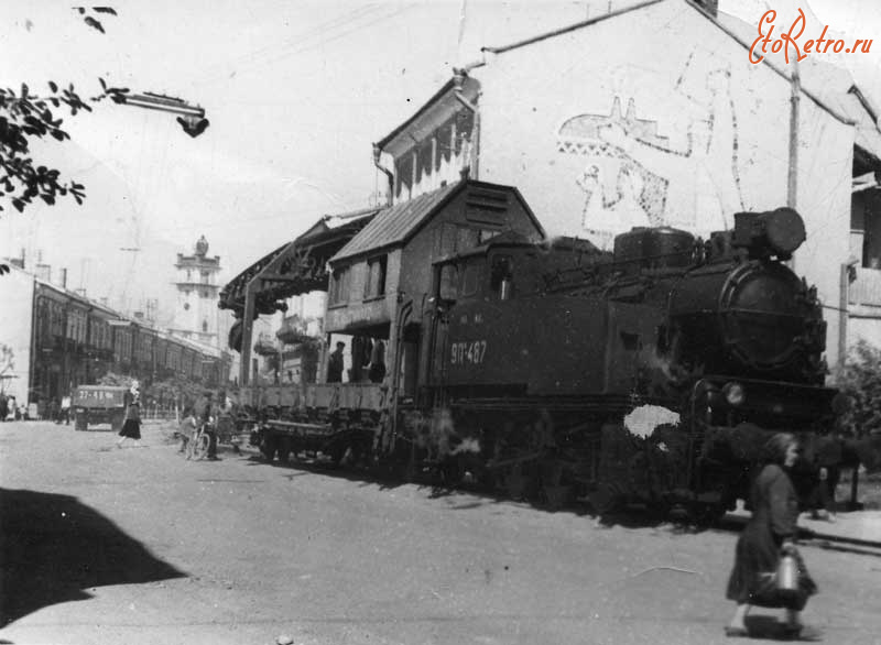 Коломыя - Коломия.  Вузькоколійна залізниця, що проходила містом. В 1967 р. залізницю розібрали.