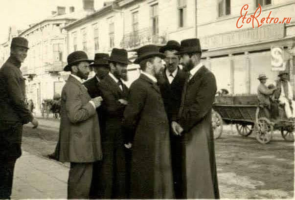 Коломыя - Коломия.  Група євреїв на одній із вулиць.