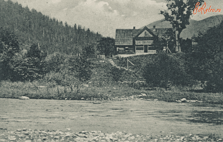 Яремче - Татарів.  Гуцульський дім над рікою.