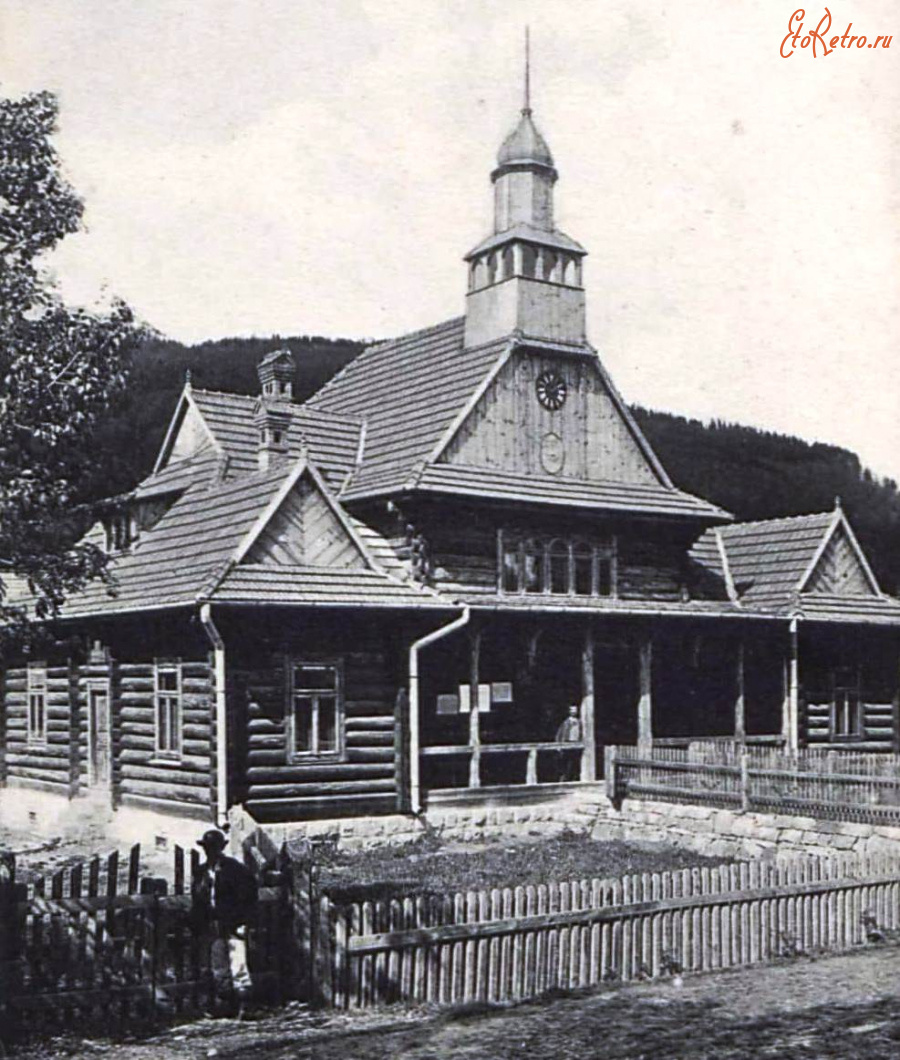 Яремче - Будівля гміни в Микуличині. Прикарпаття.