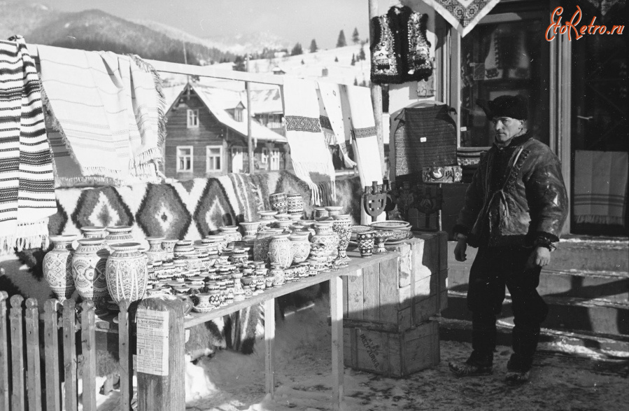 Ворохта - Ворохта.  Продавець гуцульських виробів.