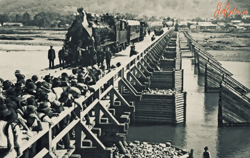 Куты - Кути.  Відкриття залізничного мосту через річку Черемош. Прибуття першого потяга.