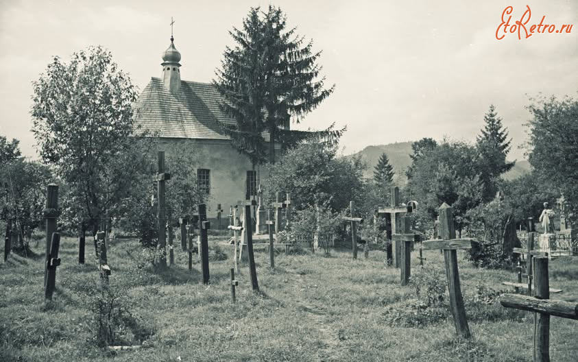 Куты - Кути.  Цвинтар  біля церкви.