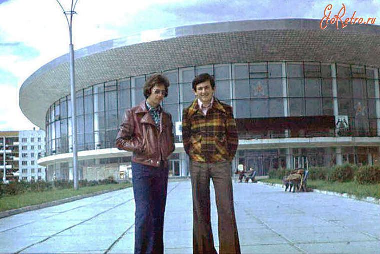 Брянск - У Брянского цирка.