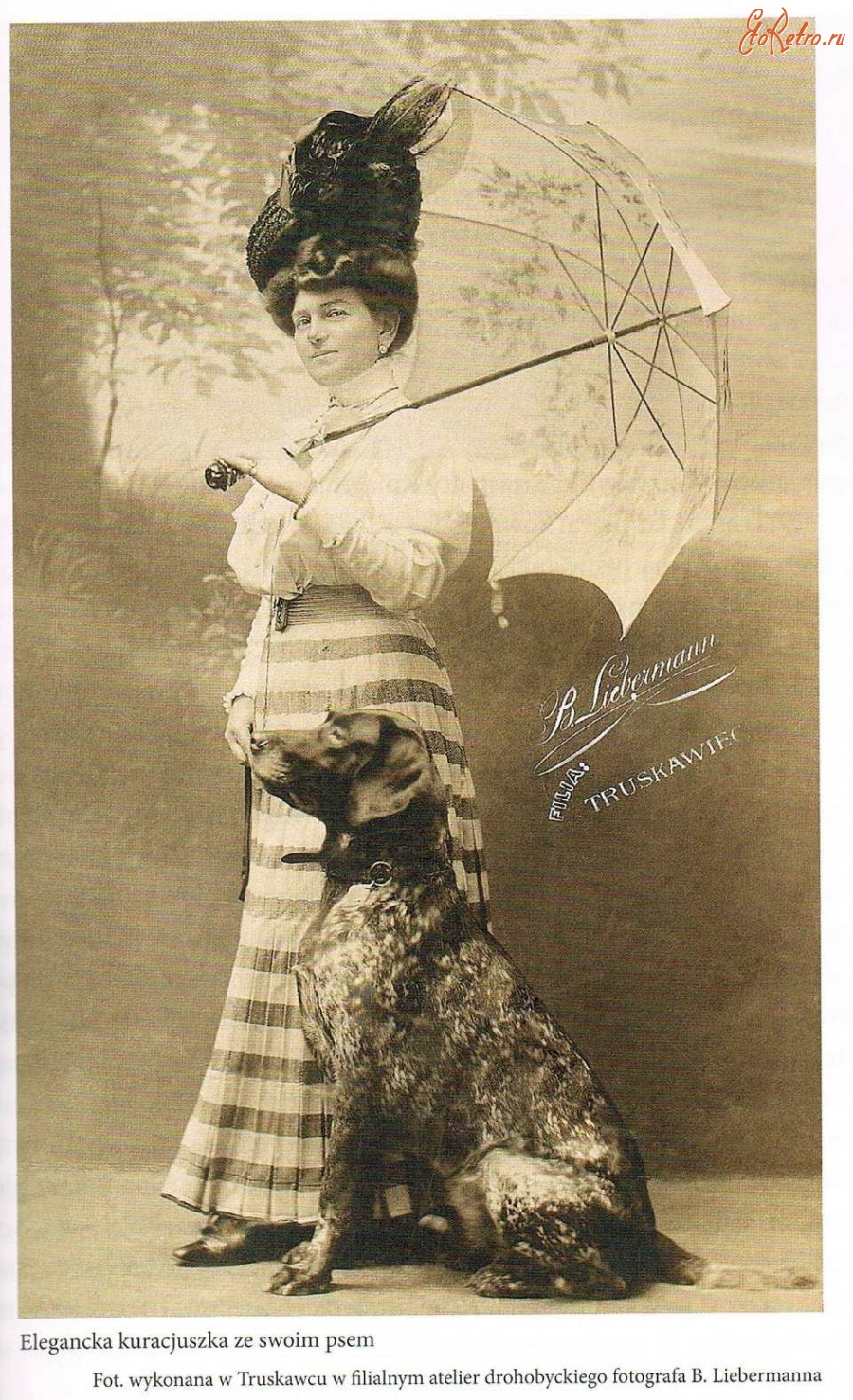 Трускавец - Елегантна відпочивальниця зі своєю собакою в Трускавці.Фото зроблене в Трускавці в філіальним ательє дрогобицького фотографа  B.Libermanna.