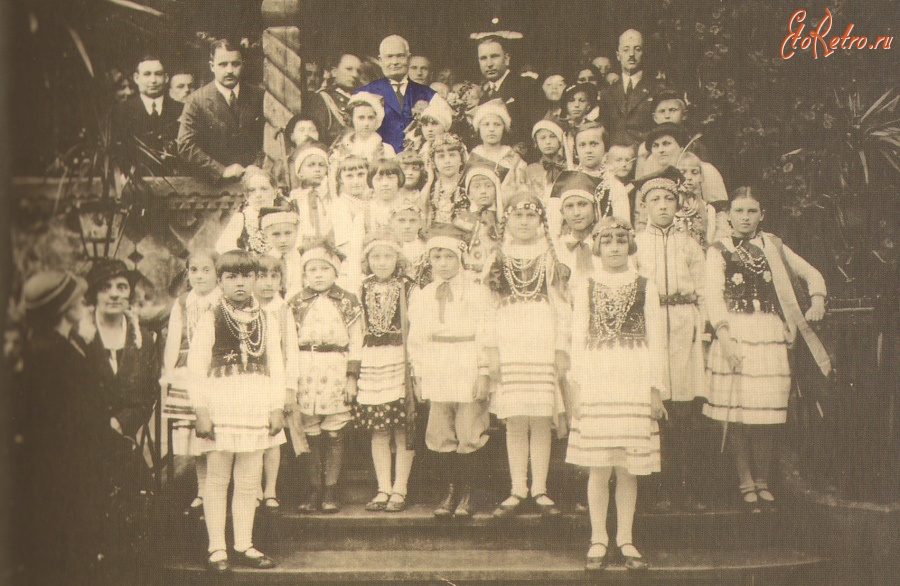 Трускавец - Трускавець. Президент Естонії Константин Петц  разом з дітьми перед віллою 