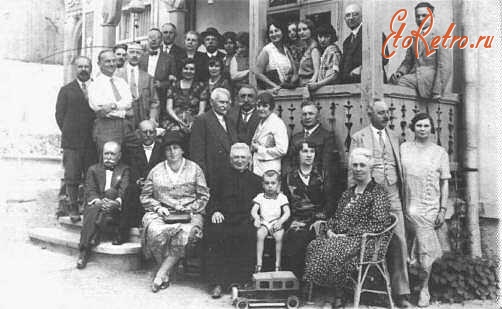 Трускавец - Трускавець.  Група відпочивальників біля пансіонату.  Фото  Б. Лібермана - 1930 рік.