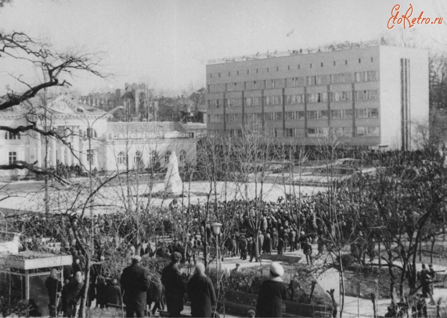 Трускавец - Трускавець.Відкриття памятника Леніна перед водолікарнею.Середина 70-х років.