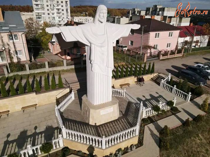 Трускавец - Трускавець.  Найбільша в Україні статуя Христа Спасителя встановлено на Гошівській горі. Загальна висота 12 метрів.