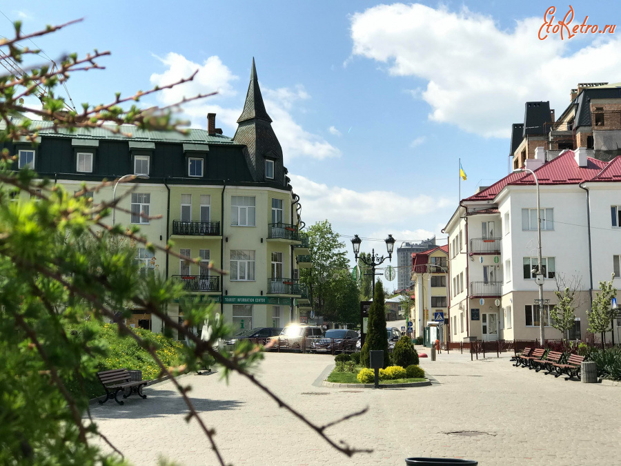 Трускавец - Трукавець. Справа- міська рада, зліва-відділи міськвиконкому.