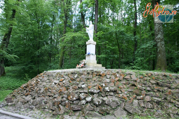 Трускавец - Трускавець.  Статуя  Матері Божої в курортному парку.