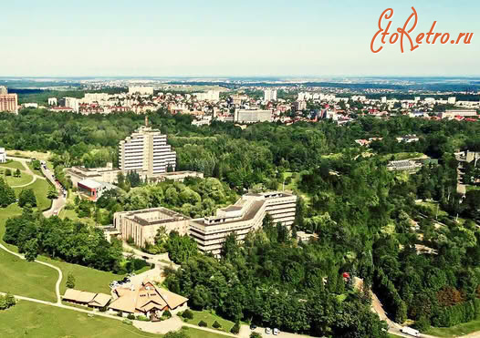 Трускавец - Панорама Трускавця. На передньому плані санаторій 