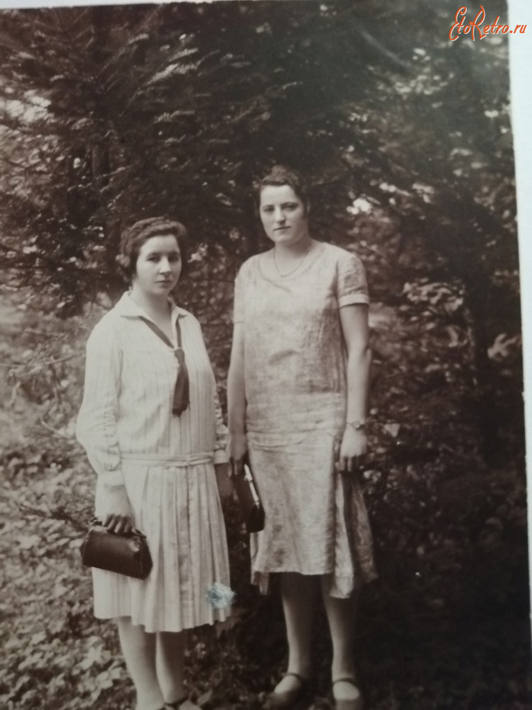 Трускавец - Трускавець.  Дві відпочивальниці.