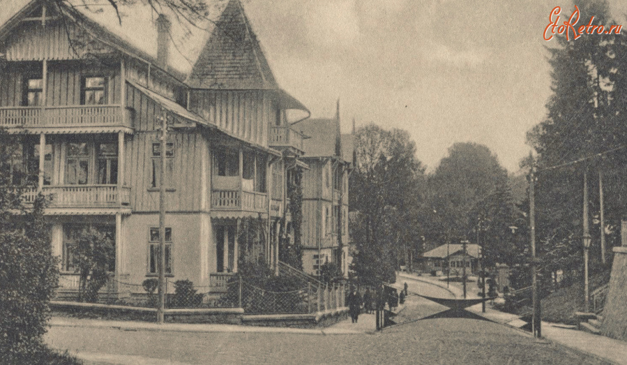 Трускавец - Трускавець.  Вулиця Міцкевича. Брама закрита для транспорту.